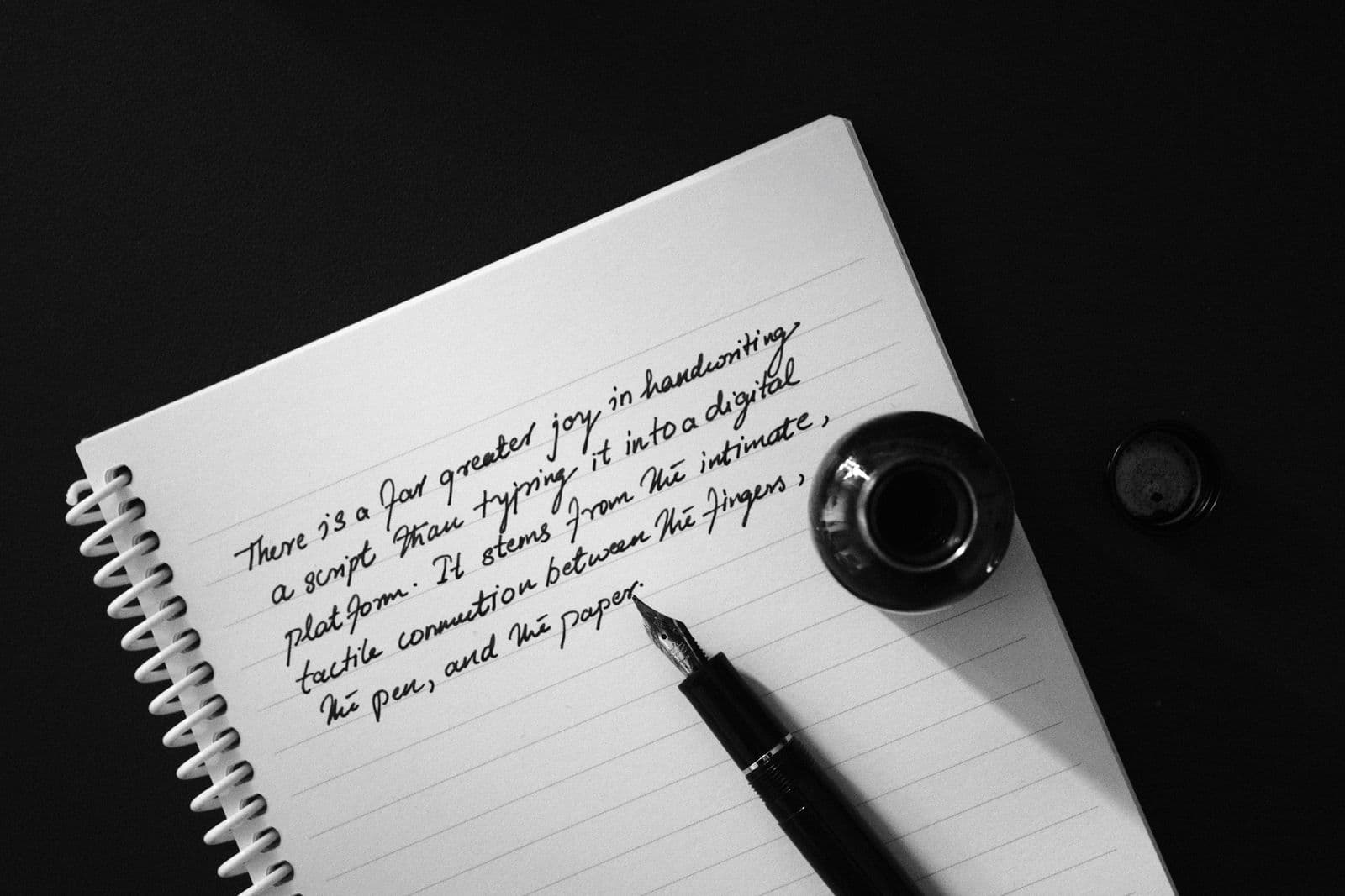 Photo : atelierbyvineeth . . . (Pexels) Plume et encre
