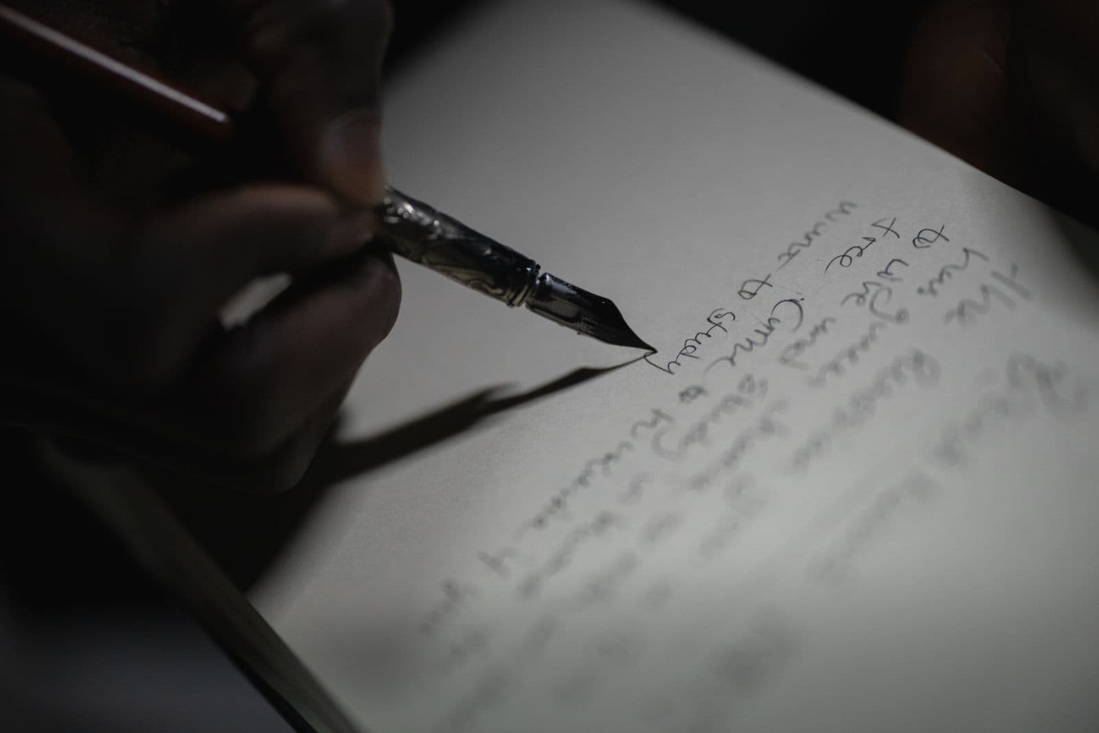 Photo : cottonbro studio (Pexels) Plume et encre