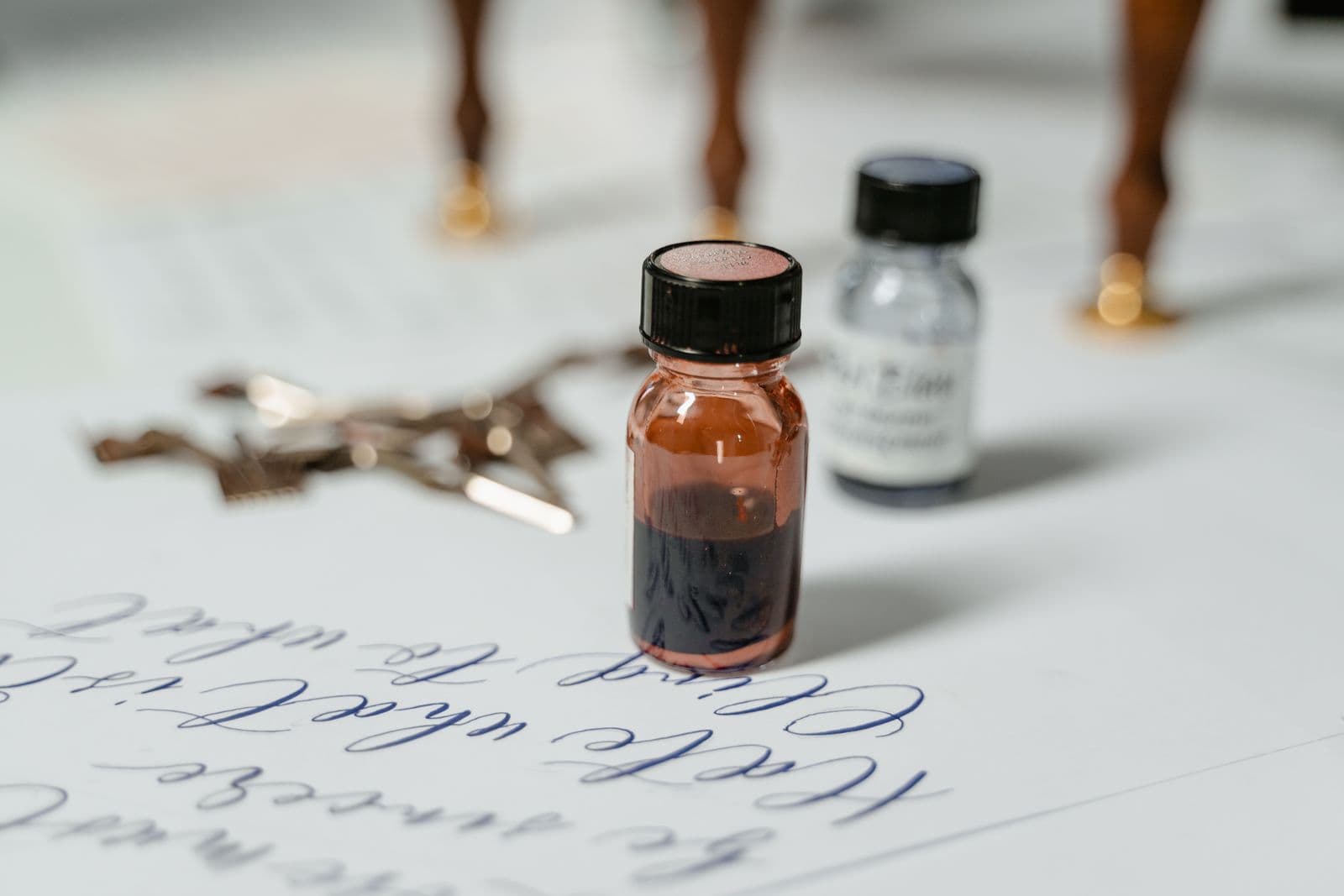 Photo : MART PRODUCTION (Pexels) Plume et encre
