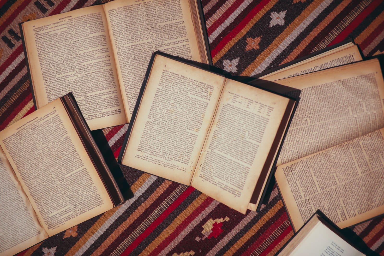Photo : KoolShooters (Pexels) Livres anciens